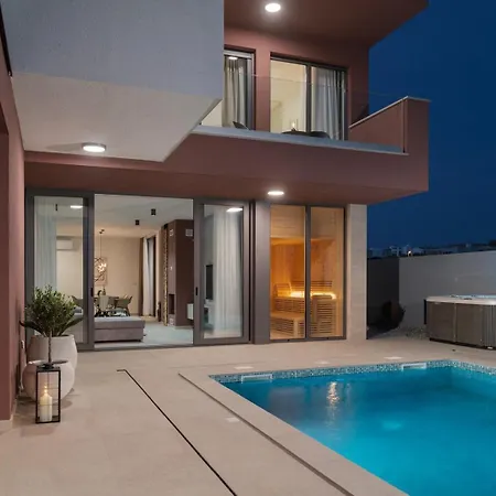 New 55 - Heated Pool Jacuzzi Sauna 빌라 브르시