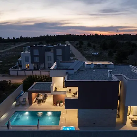 New 55 - Heated Pool Jacuzzi Sauna *