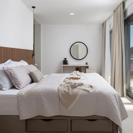 New 55 - Heated Pool Jacuzzi Sauna *