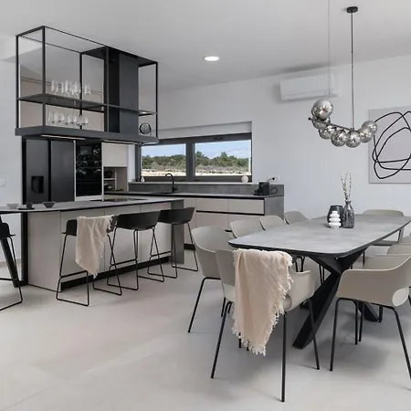 New 55 - Heated Pool Jacuzzi Sauna *