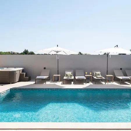 New 55 - Heated Pool Jacuzzi Sauna ヴーシ