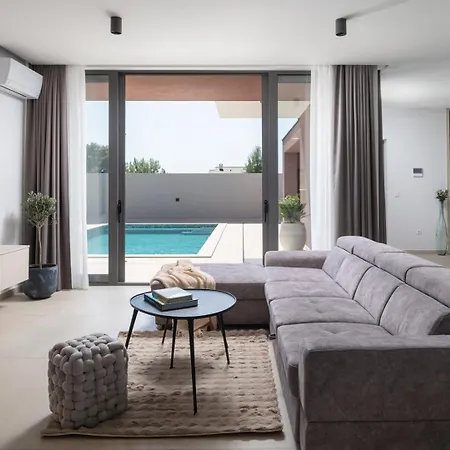 New 55 - Heated Pool Jacuzzi Sauna