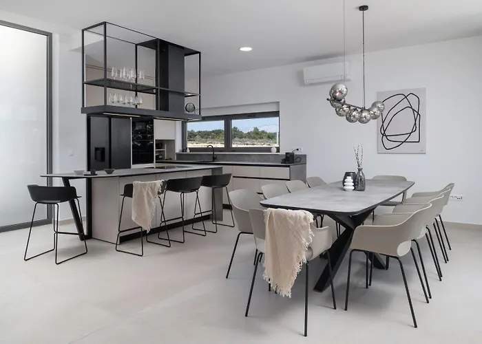 New 55 - Heated Pool Jacuzzi Sauna *