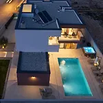 New 55 - Heated Pool Jacuzzi Sauna Willa