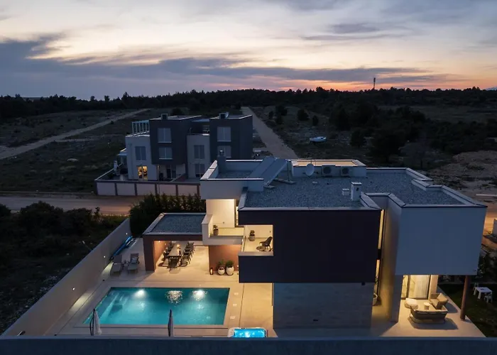 New 55 - Heated Pool Jacuzzi Sauna *