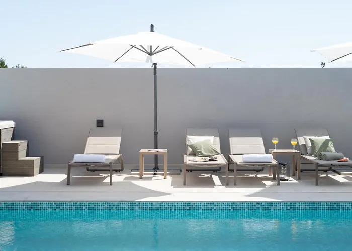 New 55 - Heated Pool Jacuzzi Sauna *