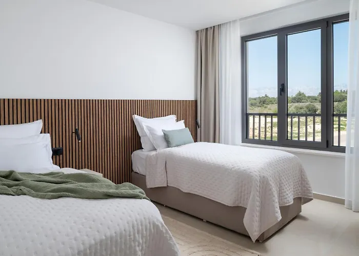 New 55 - Heated Pool Jacuzzi Sauna *