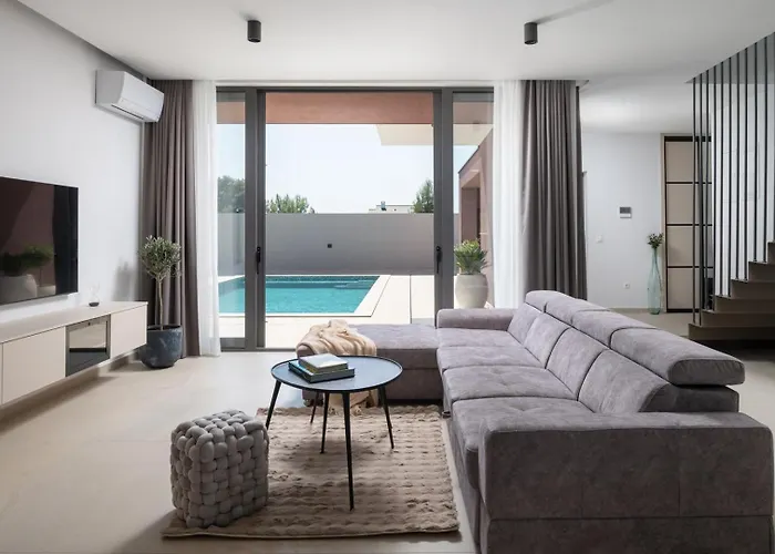 New 55 - Heated Pool Jacuzzi Sauna